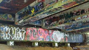 Bajo el puente de la calle Young se pueden ver las pintadas de los seguidores de Cobain. Bajo el puente de la calle Young se pueden ver las pintadas de los seguidores de Cobain.
