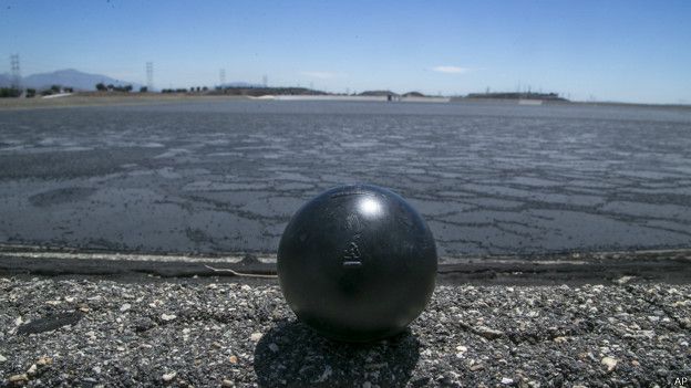 Con las pelotas huecas se logrará evitar que se evaporen cada año más de 1,1 millones de metros cúbicos de agua.