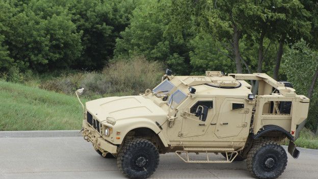 El JLTV tiene un blindaje equivalente al de un tanque liviano. El JLTV tiene un blindaje equivalente al de un tanque liviano.