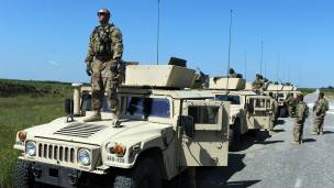 El anterior vehículo militar estadounidense, el Humvee, fue adaptado y vendido como un costoso auto civil, el Hummer. El anterior vehículo militar estadounidense, el Humvee, fue adaptado y vendido como un costoso auto civil, el Hummer.
