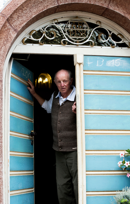 Bartels recibe a 'Crónica' en el hotel Alpenhof donde se tomaron en 1936 sus fotos de niño con Hitler. La escena fue preparada por el fotógrafo del dictador. | EUGÉNIE BERGER
