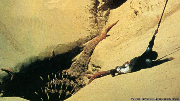 Lando Calrissian lucha para escapar del sarlacc. Lando Calrissian lucha para escapar del sarlacc.