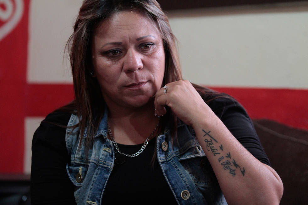 Laura perdió a su hermano y a su sobrino Ella lo intentó también pero la salvaron a tiempo. Hoy lleva tatuadas unas golondrinas que despiden los nombres de sus seres queridos. Laura perdió a su hermano y a su sobrino Ella lo intentó también pero la salvaron a tiempo. Hoy lleva tatuadas unas golondrinas que despiden los nombres de sus seres queridos.