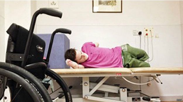 La fisioterapia es, todavía, una parte importante de la vida de Lewis. La fisioterapia es, todavía, una parte importante de la vida de Lewis.