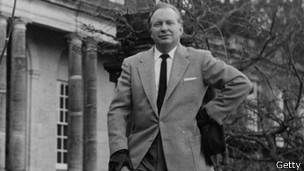 La Cienciología fue fundada en California en los años 50 por el escritor de libros de ciencia ficción L. Ron Hubbard. La Cienciología fue fundada en California en los años 50 por el escritor de libros de ciencia ficción L. Ron Hubbard.