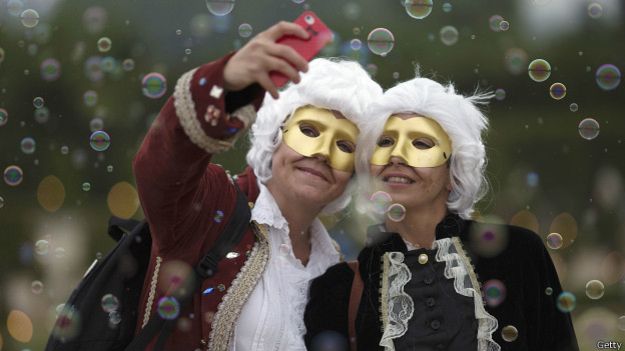 Varios museos han considerado ya que añadir un palo a la 'fiebre' del selfie supone un peligro para sus obras. Varios museos han considerado ya que añadir un palo a la 'fiebre' del selfie supone un peligro para sus obras.