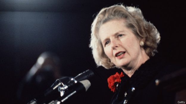 Margaret Thatcher tuvo que tomar clases para mejorar su manejo de la voz. 