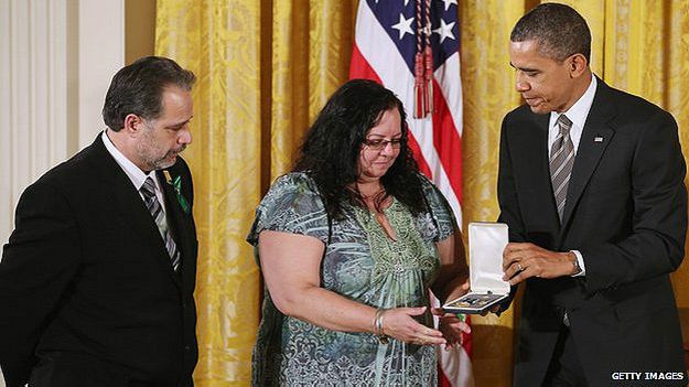 En 2012, el presidente de EE.UU., Barack Obama, condencoró a Donna y Carlos Soto a nombre de su fallecida hija. En 2012, el presidente de EE.UU., Barack Obama, condencoró a Donna y Carlos Soto a nombre de su fallecida hija.