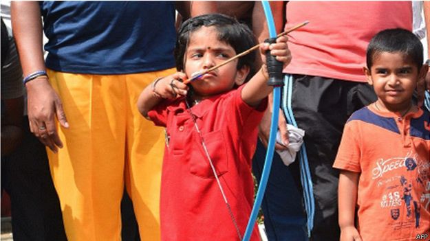 Personalidades del deporte y miembros del registro nacional de récords de India fueron testigos de su logro. 