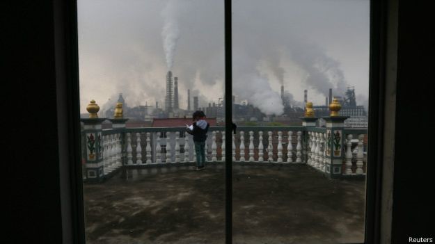 Las chimeneas de una fábrica de acero expulsan humo en la provincia china de Zhejiang. Las chimeneas de una fábrica de acero expulsan humo en la provincia china de Zhejiang.