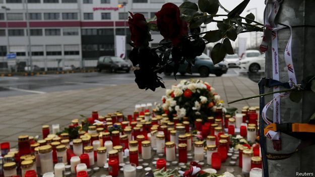 Lufthansa, dueña de Germanwings, ofreció US$54.000 a las familias de las víctimas que no hacen parte de lo que vaya a contemplar un acuerdo de indemnización final. Lufthansa, dueña de Germanwings, ofreció US$54.000 a las familias de las víctimas que no hacen parte de lo que vaya a contemplar un acuerdo de indemnización final.