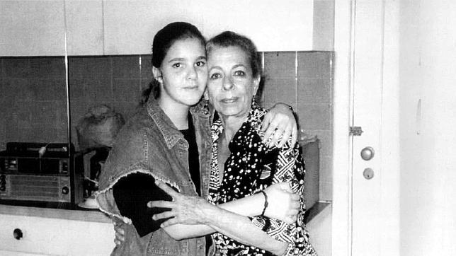 Naty Revuelta con su nieta, Alina María Salgado Revuelta, en la cocina de su casa de Nuevo Vedado (La Habana) Naty Revuelta con su nieta, Alina María Salgado Revuelta, en la cocina de su casa de Nuevo Vedado (La Habana)