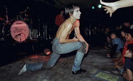 Iggy Pop en 1977 en concierto en el Old Waldorf de San Francisco, recién llegado de Berlín. Iggy Pop en 1977 en concierto en el Old Waldorf de San Francisco, recién llegado de Berlín.