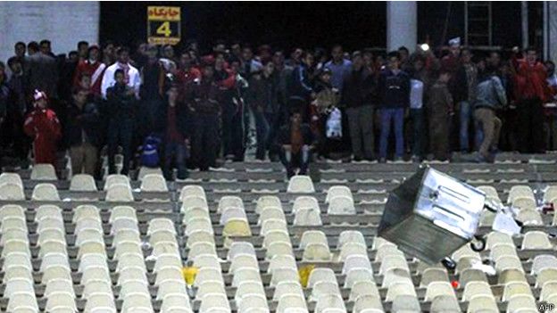 Los hinchas del Tractor Sazi comenzaron a dañar las instalaciones del estadio donde jugaba su equipo.