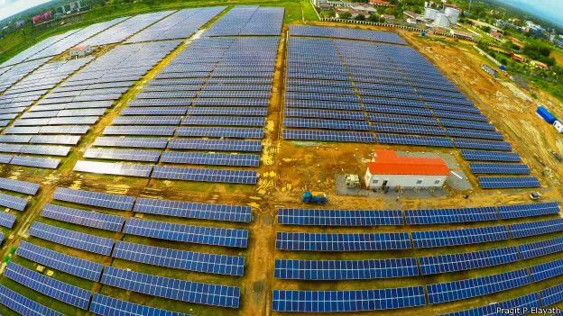 A diferencia de los paneles fotovoltaicos, los de la planta de Marruecos se usan para calentar un fluido de transferencia que se emplea para generar vapor, que mueve unas turbinas que generan electricidad.