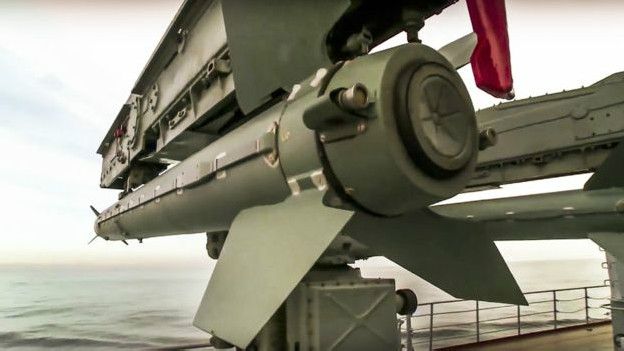 El crucero Moska cuenta con misiles tierra-aire de largo alcance. El crucero Moska cuenta con misiles tierra-aire de largo alcance.