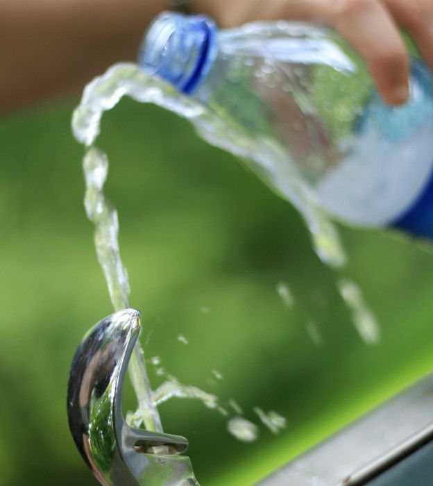 Los expertos coinciden en que el mayor riesgo para la salud asociado a la reutilización de las botellas de plástico es microbiológico.