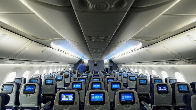 Las aerolíneas han venido reduciendo el espacio disponible a los viajeros.