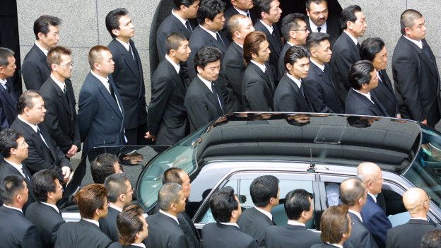 Un tercio de los yakuza provienen de las comunidades Buraku. Un tercio de los yakuza provienen de las comunidades Buraku.