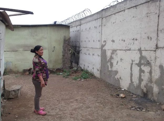Una de las razones que se dieron para la construcción de este muro fue garantizar la seguridad de la urbanización Las Casuarinas. Una de las razones que se dieron para la construcción de este muro fue garantizar la seguridad de la urbanización Las Casuarinas.