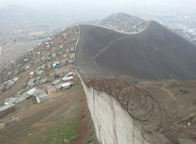 El muro comenzó a ser construido en los años 80 y ahora tiene unos 10 kilómetros de extensión. El muro comenzó a ser construido en los años 80 y ahora tiene unos 10 kilómetros de extensión.