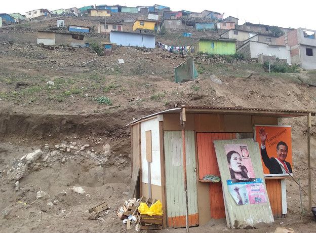 El barrio de San Juan de Miraflores es otro de los barrios ubicados cerca del muro. El barrio de San Juan de Miraflores es otro de los barrios ubicados cerca del muro.