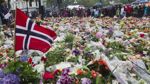 Los sucesos de Utoya tuvieron un gran impacto en la sociedad noruega. Los sucesos de Utoya tuvieron un gran impacto en la sociedad noruega.