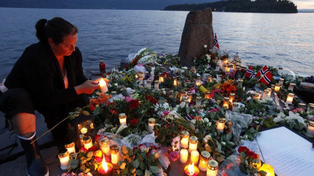 Con esta matanza, Breivik sacudió un país generalmente tranquilo y ajeno a las convulsiones internacionales. Con esta matanza, Breivik sacudió un país generalmente tranquilo y ajeno a las convulsiones internacionales.
