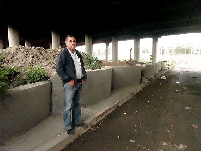 César, en el lugar donde dejaron el supuesto cadáver de su hermano. Foto: Humberto Padget, SinEmbargo César, en el lugar donde dejaron el supuesto cadáver de su hermano. Foto: Humberto Padget, SinEmbargo
