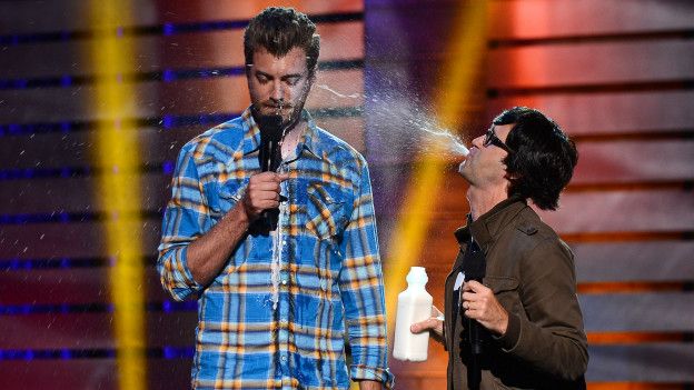 Rhett McLaughlin y Charles Lincoln Neal III son dos ingenieros que vieron que su sentido del humor era más lucrativo. Rhett McLaughlin y Charles Lincoln Neal III son dos ingenieros que vieron que su sentido del humor era más lucrativo.
