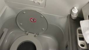 El baño de un avión es uno de los sitios más limpios.