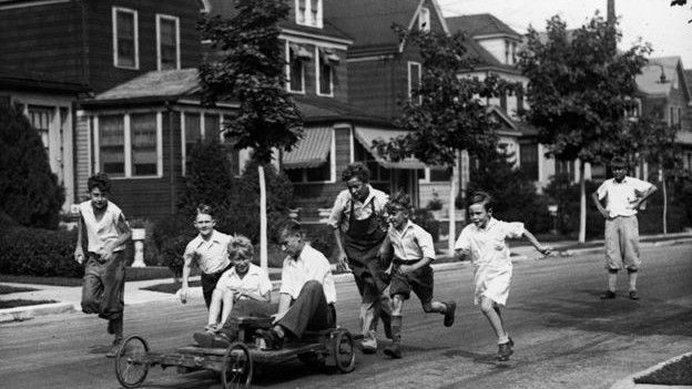 Durante la Depresión en EE.UU. en los 1930s los niños tenían que construir sus propios juguetes.