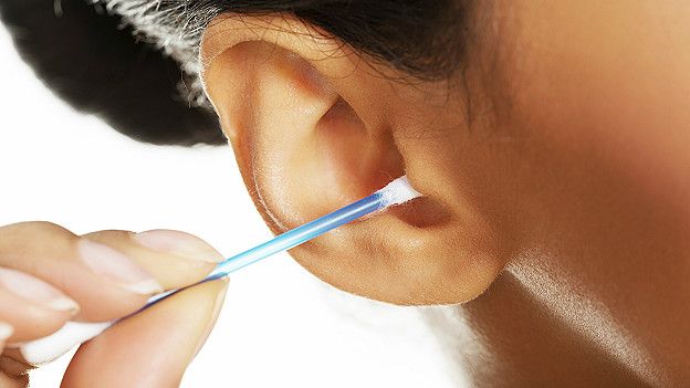 El uso de bastoncillos de algodón para limpiar el cerumen puede irritar la piel del oído.