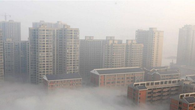 Muchas empresas pagan una prima para compensar por las pobres condiciones ambientales que enfrentan quienes se mudan a trabajar a China. Muchas empresas pagan una prima para compensar por las pobres condiciones ambientales que enfrentan quienes se mudan a trabajar a China.