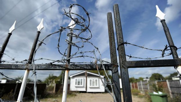 Una casa rodeada de alambre de púasImage copyrightGetty Image caption Algunas empresas ofrecen condiciones especiales de alojamiento como un incentivo para atraer talento a ciertas zonas con menor calidad de vida. Una casa rodeada de alambre de púasImage copyrightGetty Image caption Algunas empresas ofrecen condiciones especiales de alojamiento como un incentivo para atraer talento a ciertas zonas con menor calidad de vida.