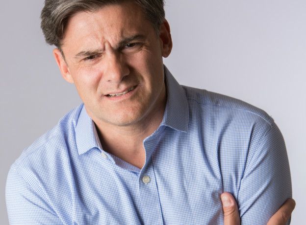 El dolor en el brazo es uno de los posibles síntomas. El dolor en el brazo es uno de los posibles síntomas.