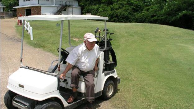 Donald ha viajado a decenas de países y vive en la ciudad donde nació y creció. A sus 82 años, es un jubilado feliz.