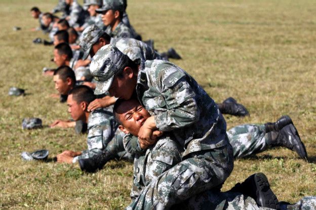 Gran parte del presupuesto militar chino se va en los salarios de los que integran sus filas.