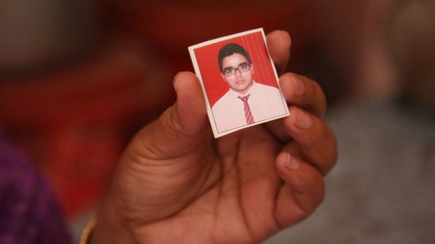 Un vehículo que se desplazaba a toda velocidad arrolló a Vinay, un joven de 20 años. Un vehículo que se desplazaba a toda velocidad arrolló a Vinay, un joven de 20 años.