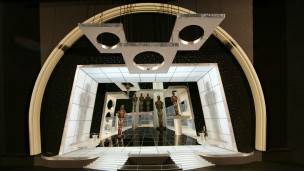 El escenario de los premios Oscar en 2004 se diseñó con la intención de crear perspectiva forzada. El escenario de los premios Oscar en 2004 se diseñó con la intención de crear perspectiva forzada.