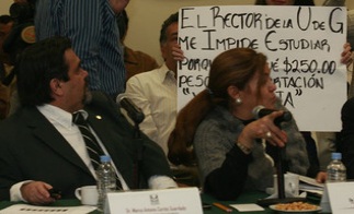 Silvia protestando durante el informe del Rector