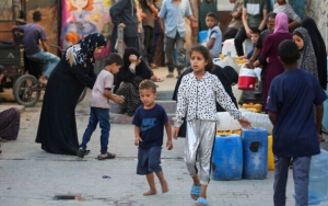 Palestinos abandonan Deir al Balah después que el Ejército israelí emitiera órdenes de evacuación antes de iniciar operaciones en la zona, Franja de Gaza, 20 de julio de 2025.