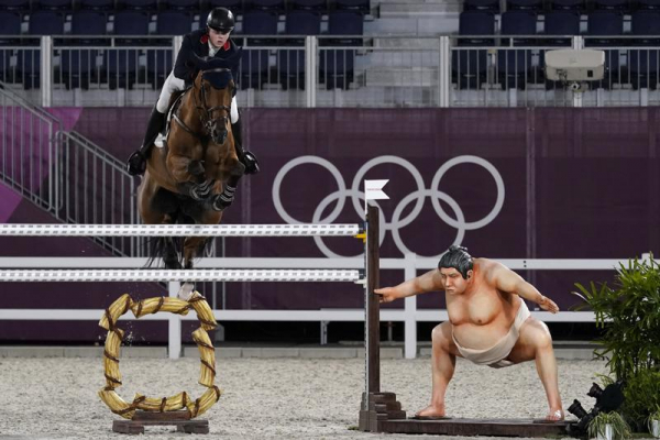 Susto de sumo? Los jinetes dicen que los caballos pueden asustarse con la estatua