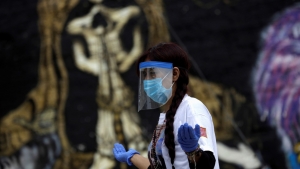 Una mujer reza en el templo de La Santa Muerte en Tultitlán, México. 26 de julio de 2020.