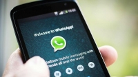 Un usuario consulta WhatsApp desde su teléfono móvil