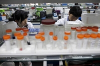 Dos investigadores preparan un medicamento en un laboratorio de la Universidad de Nanjing, en abril de 2011.