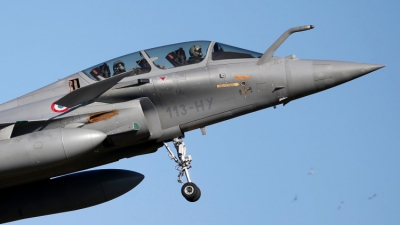 Francia somete a fuertes bombardeos la capital del Estado Islámico en Siria