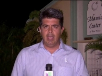 Durante toda la proeza del insecto el profesional de la comunicación no pierde el control y continúa con su reporte.