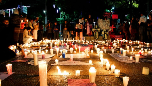 Protesta afuera de la PGR por el feminicidio de Marisela Escobedo.