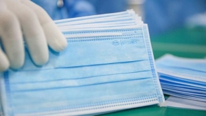 Fotografía de archivo de un pack de mascarillas quirúrgicas